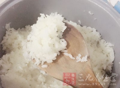 很多時候，對於剩米飯，有的人將其倒了，有的人就那樣熱著吃了，而有的人，則想到了新吃法