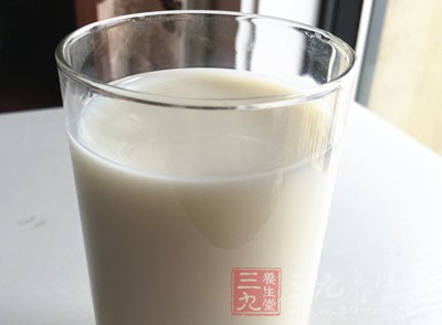 將米飯、牛奶、鮮奶油、糖等材料倒入果汁機中均勻的攪打