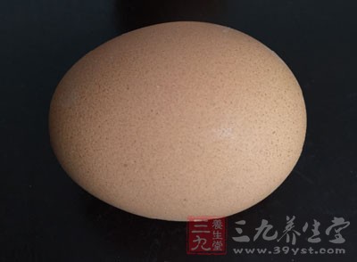 烤箱預熱180度。盆裡放入雞蛋充分打散