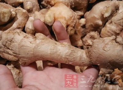 加水至沒過雞翅，加入之前八角、大蔥、大蒜、生姜、料酒、鹽、少許蜂蜜
