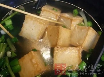 加入所有的調味料煮至沸騰，放入作法2的炸豆腐拌炒至收汁即可