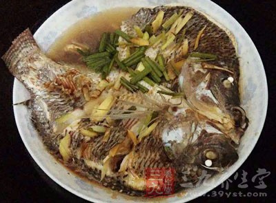 鲫魚2條、鹽2克、料酒15克、大蔥1根、生姜1塊 鲫魚2條、鹽2克、料酒15克、大蔥1根、生姜1塊