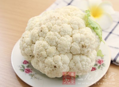 材料:菜花1個,香腸1根,尖辣椒4個 材料:菜花1個,香腸1根,尖辣椒4個