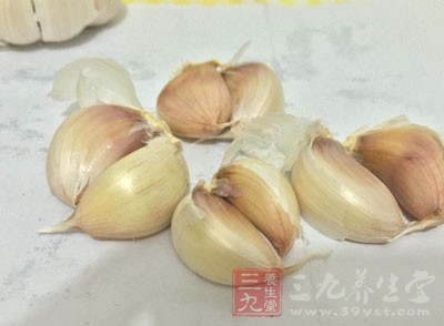 把大蒜葉部分切成段,放入鍋中 把大蒜葉部分切成段,放入鍋中