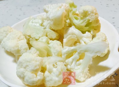 花菜也可以提前用滾水汆燙至7、8成熟,再和香腸同炒 花菜也可以提前用滾水汆燙至7、8成熟,再和香腸同炒