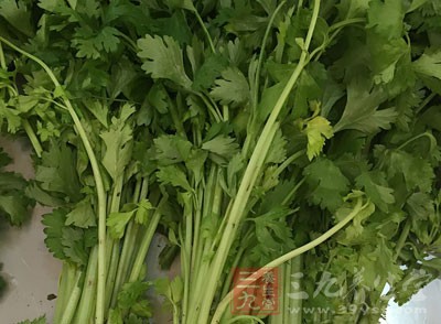 芹菜的平肝降壓作用，首要是因為芹菜中含酸性的降壓因素