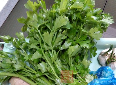 芹菜，香干(豆腐干)，瘦肉，姜