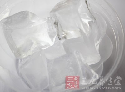 玻璃杯中裝滿冰塊