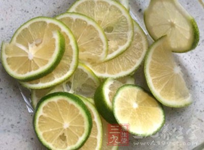 以檸檬片裝飾即完成