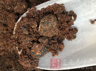 下入阿膠粉、紅糖，用小火慢熬，至徹底融化，即可食用