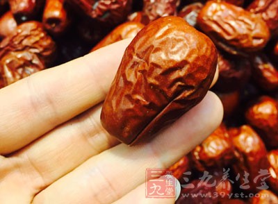 豬皮250克，紅棗8粒，黑豆200克，香菜少許，鹽、黃酒各適量