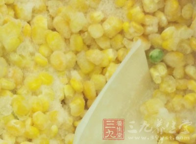 倒入玉米粒拌勻