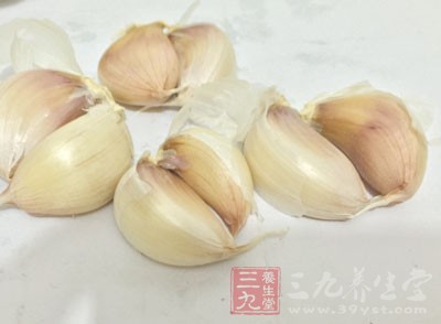 將蒜頭切成蒜茸，然後將豆豉倒進來一同攪拌
