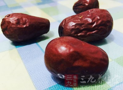 雞放在炖鍋中，將之前留下的蔥姜蒜、紅棗、人參都放在鍋裡，加清水沒過食材