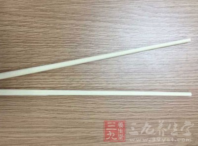拿出來，在餅干塊上用筷子輕輕插一些小洞洞