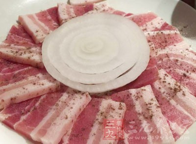 將五花肉洗淨，鍋中放入適量水和姜片、蔥段、八角