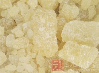 沸騰後，淋白酒，加胡椒粉、鹽調味