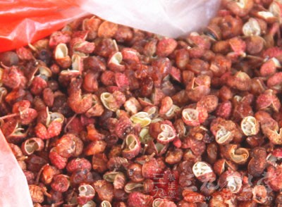 五花肉1000克，白菜半棵，木耳幾朵，豆瓣醬50克，辣椒50克，花椒20克
