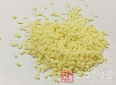 加入醬油、雞精、糖調味