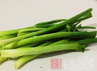 肉片300克，大白菜500克，油、蔥、姜、蒜、干辣椒