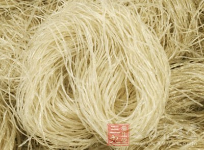 另起一鍋開水，將泡軟的粉絲煮至軟。將粉絲也放入湯碗內