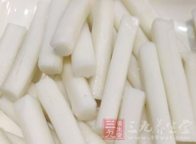 年糕、甜不辣(如果沒有也無妨)、洋蔥、紅蘿卜、白菜、蔥、韓式辣椒醬、甜不辣