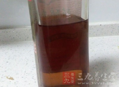 鍋加油燒熱放入干辣椒，姜片，蔥花炒出香味
