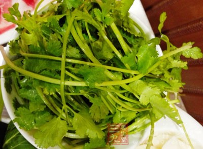 盛盤之後就撒上適量的花生粉跟香菜就可以了喔