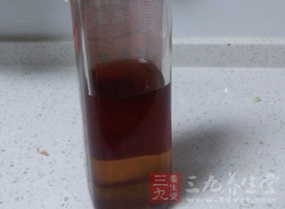 豬裡脊肉200克，油、鹽、烤肉料、料酒、澱粉、糖適量