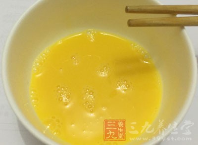 豬裡脊排4片，濕炸粉2大匙，蛋液1大匙