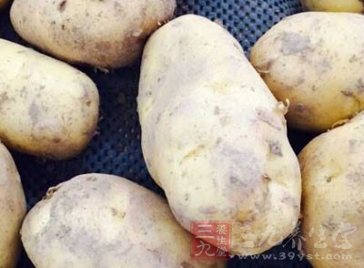 加入切好的土豆和蘑菇，放入適量的鹽炒均勻