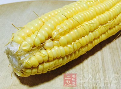 馬鈴薯切丁煮熟，玉米粒，將所准備的份量分出一半打成泥