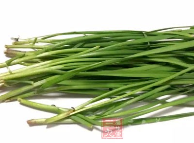 干鱿魚3條，韭菜1把，紅青椒，蔥姜蒜適量