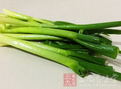 雞爪放進加了蔥姜蒜花椒八角的盒子裡再加入野山椒末以及鹽和雞精
