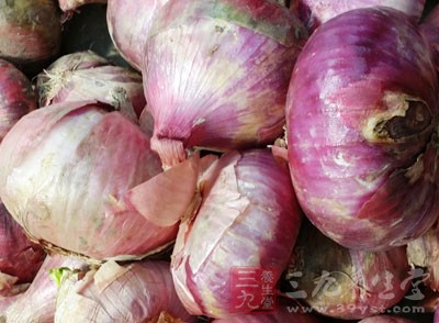 鮮鱿魚一條，洋蔥一個，干辣椒一小把，姜兩片，蔥一段，調味料：鹽，生抽，醬油