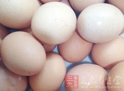 雞蛋兩個打散，紅腸一小段切丁，蘆筍3根切丁，冷藏一夜的米飯一大碗