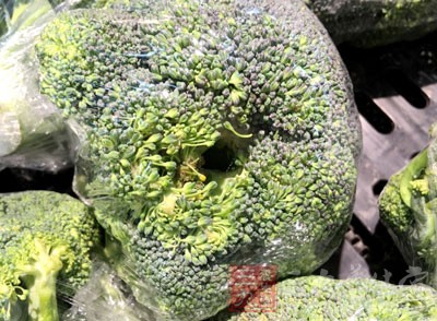 將西蘭花放到炒飯上，色香味俱全啦