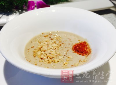 煮好的面魚盛入碗中，放入炒好的胡蘿卜、芸豆和黃瓜絲，調入芝麻醬即可食用