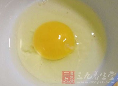 接著將全蛋、蛋黃、細糖放在一起拌勻備用