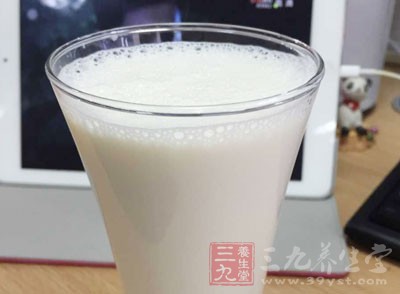 把加有吉利丁粉的牛奶慢慢倒入芒果液中，攪拌均勻