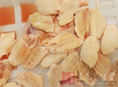 雞翅洗干淨,從裡側劃兩刀,便於入味 雞翅洗干淨,從裡側劃兩刀,便於入味