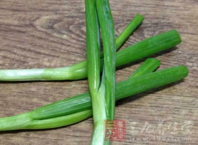 接著在煎好的豆腐中加入混合醬汁焖，焖到收干汁，最後撒上蔥花即可