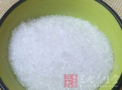 燒開後，改用文火燒至湯汁剩下一半時，加水澱粉、味精