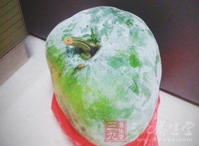 倒入兩只半熟的冬瓜盅