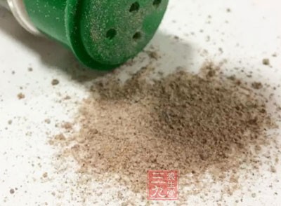 放入瀝干的青花菜一起拌炒。加入鹽，黑胡椒粉調味