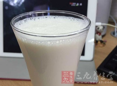 花椰菜半顆、培根4片、蛋6顆、牛奶50ml、起司2片、黑胡椒少許、鹽1/4小匙