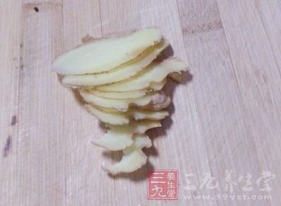 取一炒鍋倒入黑芝麻油後再加入姜片炒到姜片變色