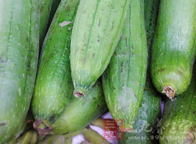 絲瓜皮炒到發軟就可以了,炒過頭口感就不脆了 絲瓜皮炒到發軟就可以了,炒過頭口感就不脆了