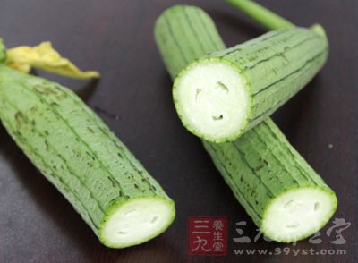 首先沿絲瓜縱向淺淺剖開一道,將皮與瓤分開 首先沿絲瓜縱向淺淺剖開一道,將皮與瓤分開