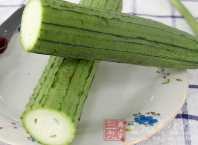 成段的絲瓜皮180克,青椒一個約60克,蔥10克,姜5克,蒜兩頭,鹽3克 成段的絲瓜皮180克,青椒一個約60克,蔥10克,姜5克,蒜兩頭,鹽3克